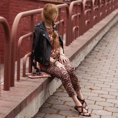 Street, parlak stil. Genç bir kadın ile süsleme, kostüm siyah ceket, debriyaj, sandalet, güneş gözlüğü. Ayrıntılar. Sguare görüntü fotoğraf