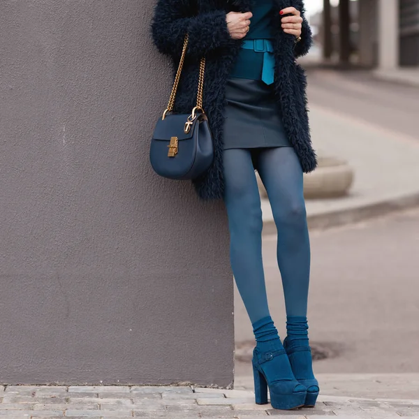 Calle Estilo Brillante Una Joven Abrigo Piel Azul Con Bolso —  Fotos de Stock