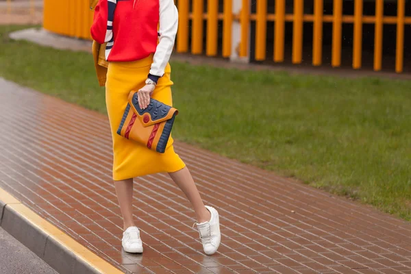 Rue Style Lumineux Une Jeune Femme Veste Orange Jupe Jaune — Photo