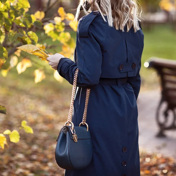 Красивая Модная Женщина Ходит Осеннему Парку Синем Пальто Сумкой Руках — стоковое фото