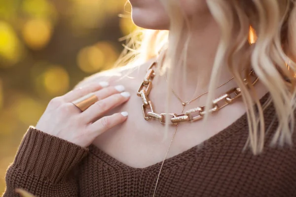 Bir kızın boynundaki moda aksesuarları. Ayrıntılar