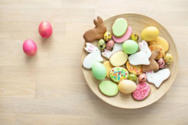 Tanımlama bilgilerini Paskalya tavşanı, renkli yağmurlama, dekoratif yumurta üstten görünüm. Gıda sanat fikir çocuklar için. Arka plan pişirme Paskalya tatili