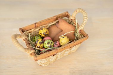 Tanımlama bilgilerini Paskalya tavşanı, renkli yağmurlama, dekoratif yumurta üstten görünüm. Gıda sanat fikir çocuklar için. Arka plan pişirme Paskalya tatili