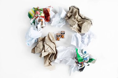 yığın üzerinde beyaz izole buruşuk kağıt topları