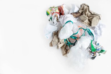 buruşuk kağıt topları beyaz izole yığını. selofan, plastik, bez