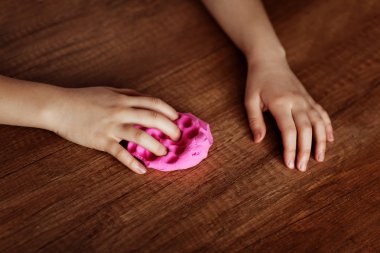 Çocuk tutmak mukus denilen bir oyuncak, çocuk eğleniyor ve denemeler.