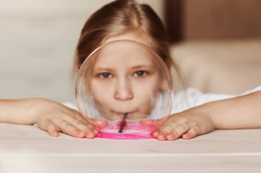 Çocuk tutmak mukus denilen bir oyuncak, çocuk eğleniyor ve denemeler.