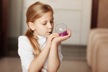 Çocuk tutmak mukus denilen bir oyuncak, çocuk eğleniyor ve denemeler.