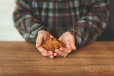 Ahşap masa üzerinde lezzetli kekler çocuk el ele tutuşarak