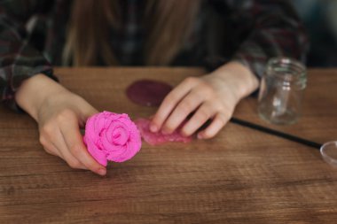 Çocuk tutmak mukus denilen bir oyuncak, çocuk eğleniyor ve denemeler.