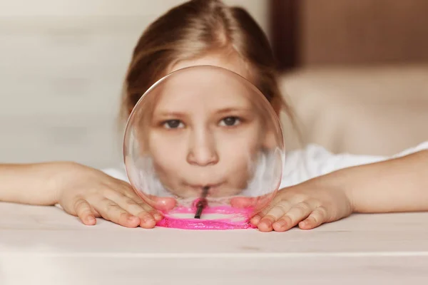 Das Kind hält ein Spielzeug namens Schleim in der Hand, das Kind hat Spaß und experimentiert. — Stockfoto