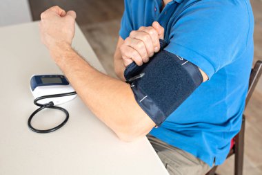 Hipertansiyon kavramı. Adam monit ile kan basıncı ölçme