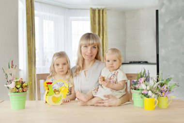 Mutlu paskalyalar. Bir anne ve kızı Paskalya yumurta boyama. 