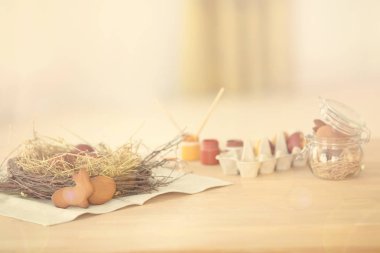 Paskalya için hazırlanıyor. Renkli dekorasyon, dekoratif yumurta üst v