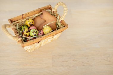 Tanımlama bilgilerini Paskalya tavşanı, renkli yağmurlama, dekoratif yumurta üst v