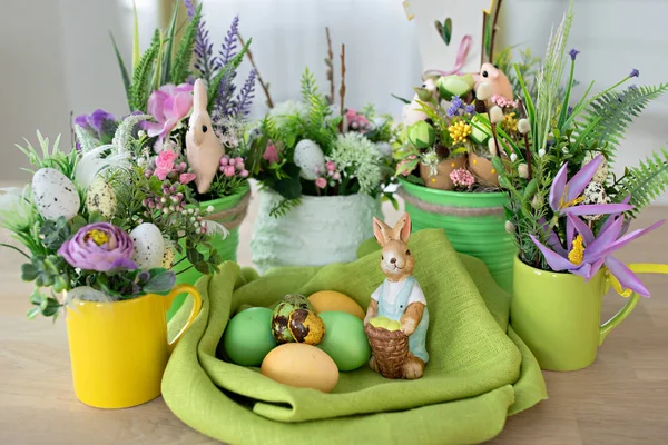 Easter eggs with spring flowers on table — Stock Photo, Image