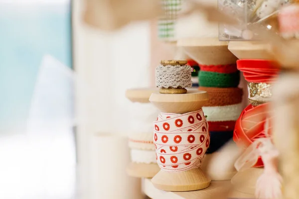 Een set van naaien spoelen met een lint is op het bureaublad — Stockfoto