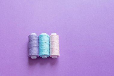 Dikiş ipliği renkli bir arka plan, üstten görünüm üzerinde bir dizi