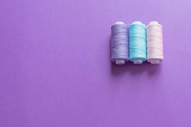 Dikiş ipliği renkli bir arka plan, üstten görünüm üzerinde bir dizi