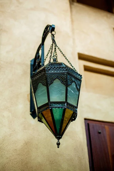 Фон традиционные арабские лампы на каменной стене — стоковое фото