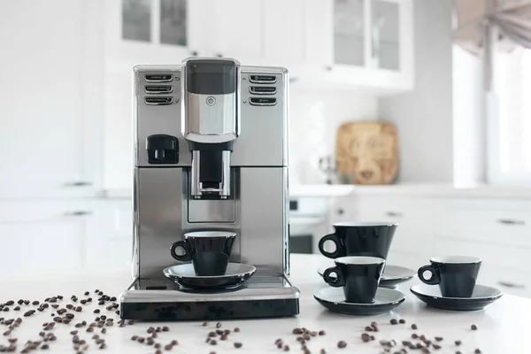 Koffiezetapparaat met kopjes voor espresso op de keuken tafel. Close-up — Stockfoto