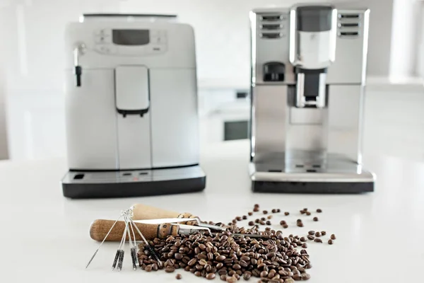 Ferramentas para reparar máquinas de café close-up. Grãos de café, placa de madeira, máquina de café, mesa de cozinha — Fotografia de Stock
