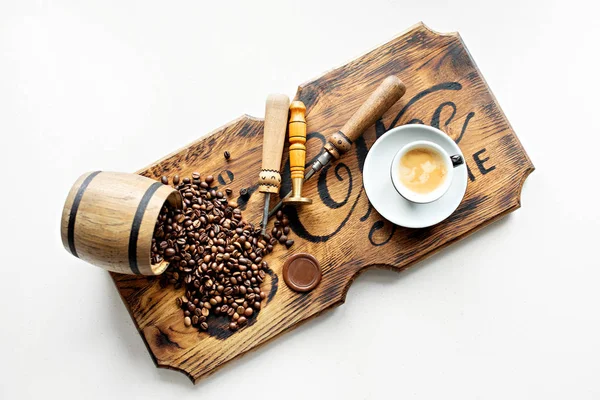 Kahve makinelerini yakın çekim tamir etmek için araçlar. Kahve çekirdekleri, ahşap tahta, kahve makinesi, mutfak masası, Espresso kahve fincanı