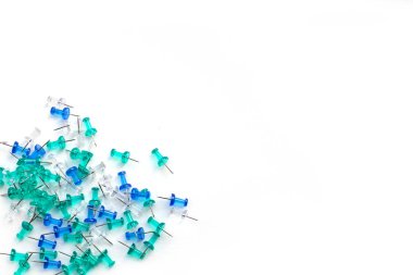 Mavi, turkuaz ve şeffaf düğmeler yaslanmış beyaz arka plan üzerinde, metin için boşluk, üst görünüm ile yan koydu