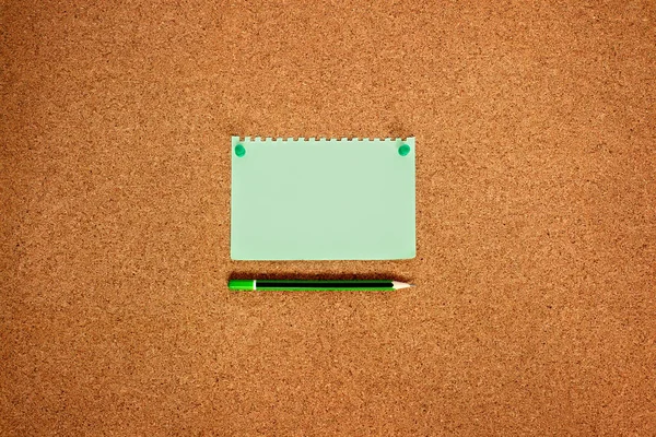 Notizpapier mit grünen Knöpfen und einem Bleistift aus Kork, Ansicht von oben — Stockfoto