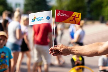 Beyaz Rusya, Minsk, Haziran 2019. Bir adam elinde 2 Avrupa oyunları yazıt lı bir bayrak tutar İkinci Avrupa oyunları Minsk'te düzenlenmektedir