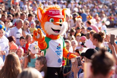 Beyaz Rusya, Zaslavl, Haziran 2019 Kırmızı tilki şeklinde büyük bir oyuncak, Minsk'te 2. Lesik sakinleri ağırlıyor ve çocuklarla eğleniyor.