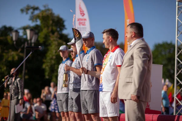 Belarus, Zaslavl, June 2019 Athletes set fire to the Olympic flame at the European Games in 2019 — Stock Photo, Image