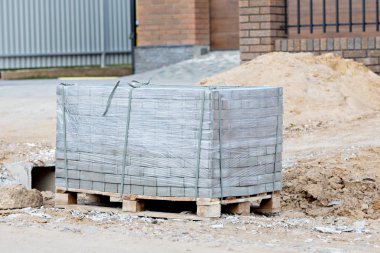 Palet üzerine döşeme levhalar. Yeni inşaat kavramı