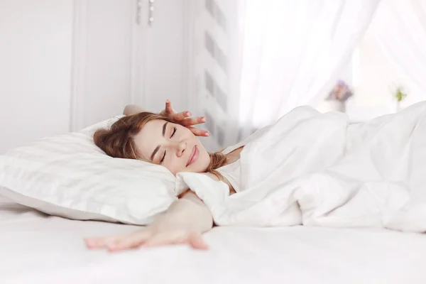 Χαριτωμένο Νυσταγμένο Κορίτσι Τεντώνεται Στο Κρεβάτι Για Ξυπνήσει Νωρίς Πρωί — Φωτογραφία Αρχείου