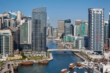 Dubai, BAE, Kasım 2019 Güzel Marina Dubai kanalı manzarası. Modern şehir manzarası, modern mimari