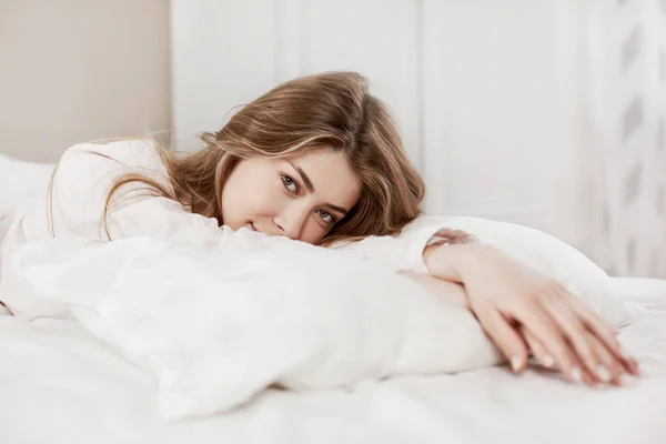 Ein Junges Attraktives Mädchen Lächelt Während Bäuchlings Auf Dem Bett — Stockfoto