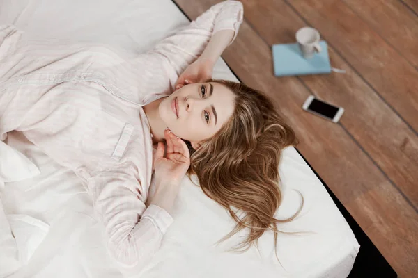 Uma Menina Gentil Estende Cama Depois Acordar Sorri Lado Chão — Fotografia de Stock