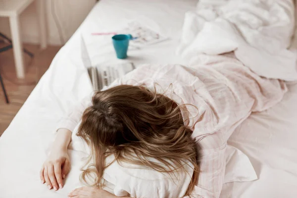 Uma Jovem Garota Atraente Pijama Está Deitada Cama Casa Lado — Fotografia de Stock