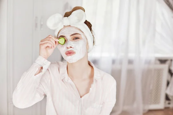 Young Girl Mask Her Face Closes One Eye Slice Cucumber — Stock Photo, Image