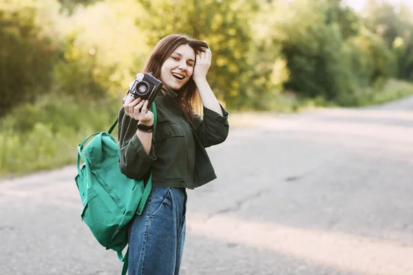 Una Chica Sonriente Sostiene Una Cámara Sus Manos Chica Viaja — Foto de Stock