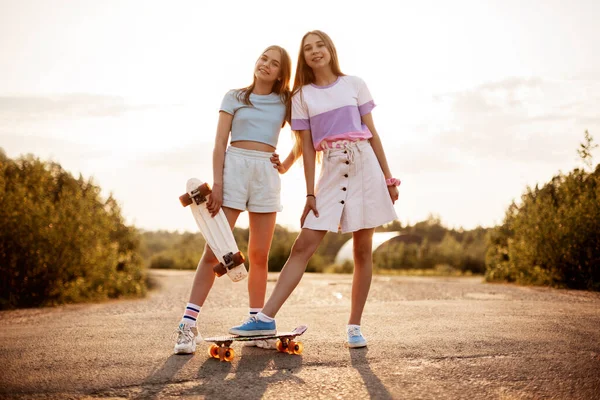 Dvě Blond Dospívající Dívky Hipster Oblečení Skateboard Letním Parku Čerstvém — Stock fotografie
