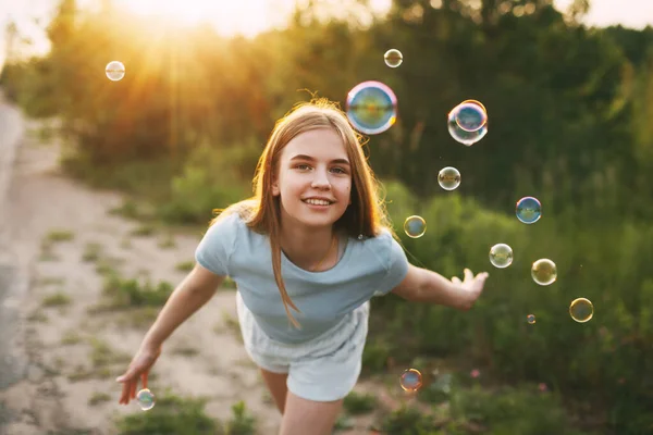 Menina Bonito Com Sorriso Bonito Pega Bolhas Sabão Fundo Belo — Fotografia de Stock