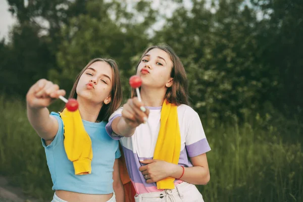 Duas Adolescentes Engraçadas Segurando Doce Pirulito Vermelho Brilhante — Fotografia de Stock