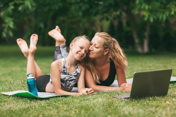 Mother Daughter Practice Online Outdoors Home Quarantine Self Isolation Pandemic — Stock Photo, Image