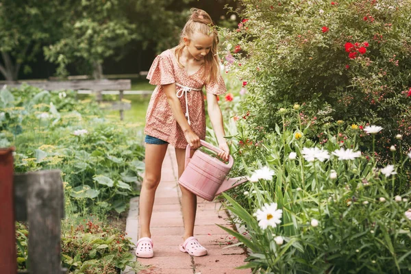 Menina Adolescente Bonito Trabalha Jardim Regando Flores Canteiros Flores Diversão — Fotografia de Stock