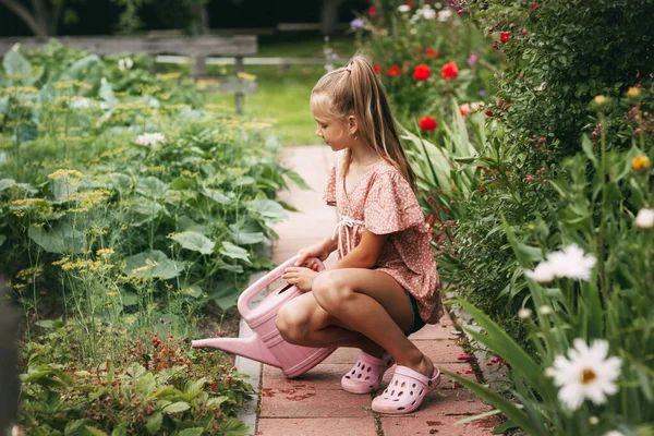 Мила Дівчина Підліток Працює Саду Поливаючи Квіти Клумби Сімейна Розвага — стокове фото