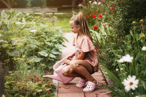 Menina Adolescente Bonito Trabalha Jardim Regando Flores Canteiros Flores Diversão — Fotografia de Stock