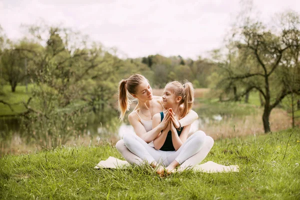 Een Jonge Moeder Dochter Sportkleding Doen Samen Yoga Een Park — Stockfoto