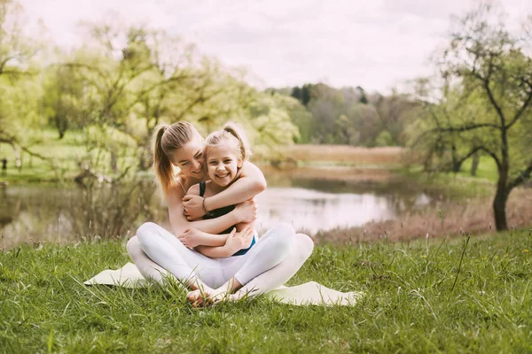 Een Jonge Moeder Dochter Sportkleding Doen Samen Yoga Een Park — Stockfoto