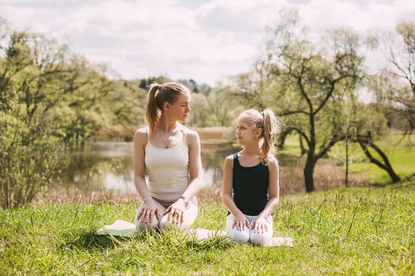 Une Jeune Femme Avec Enfant Fait Yoga Extérieur Pendant Journée — Photo